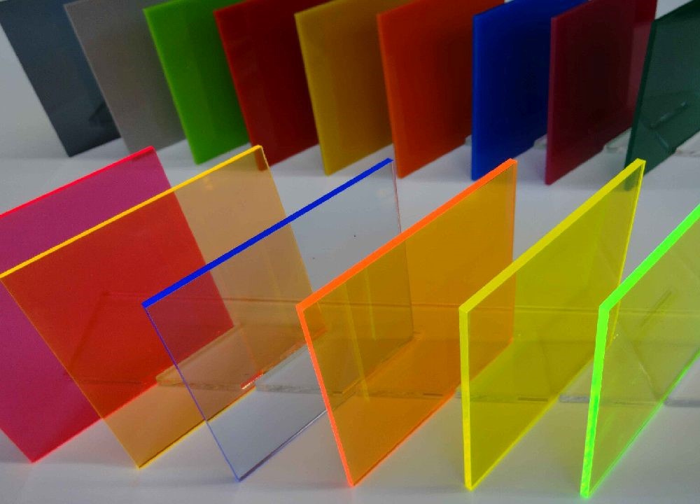شیشه های رنگی از چه موادی تولید می شوند؟